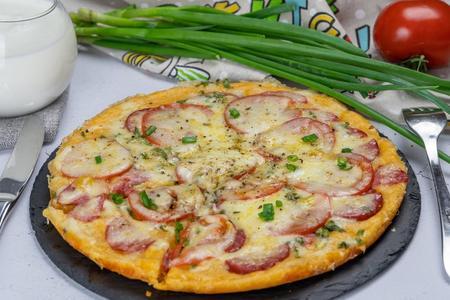 Домашняя пицца с сервелатом и томатами с сыром на сковороде