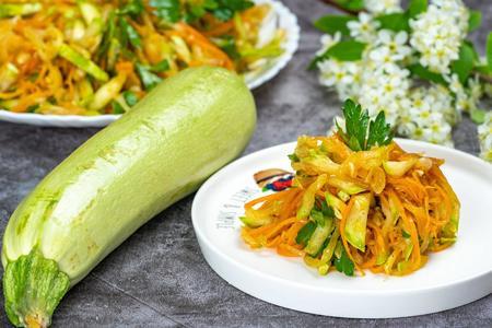 Фото к рецепту: Корейский салат из кабачков с морковью