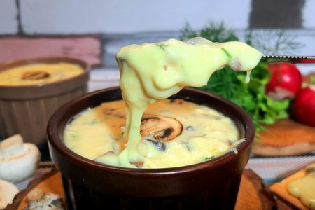 Фото к рецепту: Сыр плавленый с шампиньонами, с зеленью в домашних условиях