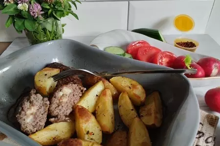 Запеченные говяжьи котлеты с киноа и моцареллой и запеченным молодым картофелем #блюдосизюминкой