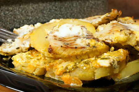 Фото к рецепту: Рыба с картофелем в духовке пассированная в сметане