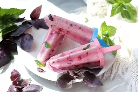 Мороженое из жимолости с базиликом  на сметане #блюдосизюминкой