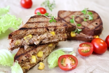 Фото к рецепту: Сэндвичи с куриным мясом и кукурузой #блюдосизюминкой