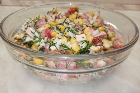 Фото к рецепту: Быстрый салат с крабовыми палочками  и овощами