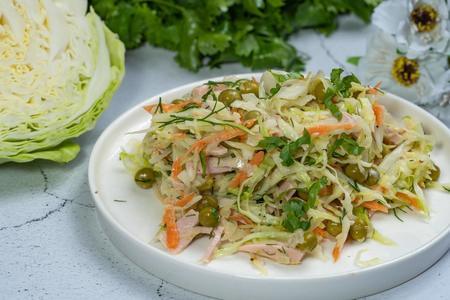 Фото к рецепту: Летний салат из капусты и моркови с варёной колбасой
