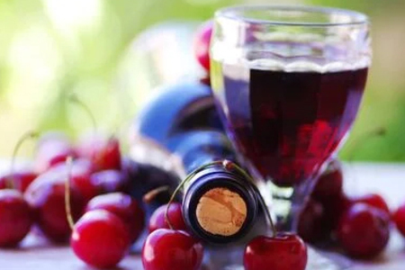 Фото к рецепту: Домашнее вино из вишни