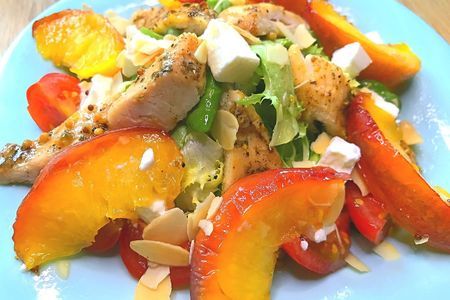 Фото к рецепту: Салат с персиком