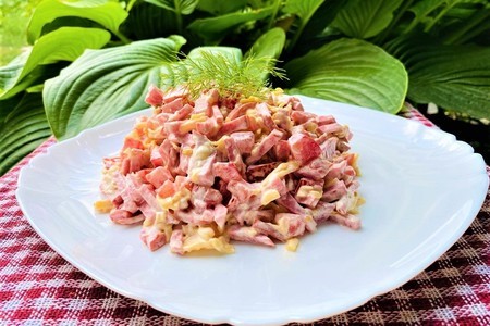 Фото к рецепту: Салат с копченой колбасой, помидорами и сыром
