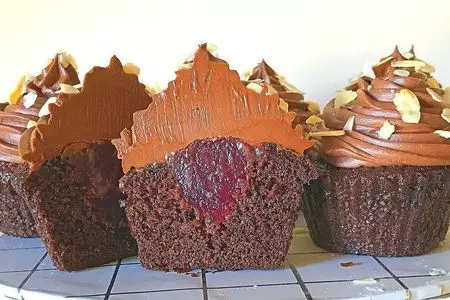 Шоколадные капкейки с вишней