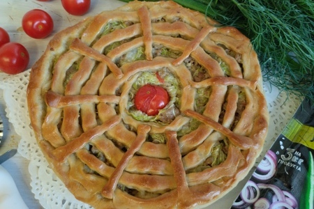 Фото к рецепту: Пикантный пирог с курицей и кабачками с маринадом махеевъ #махеевъ