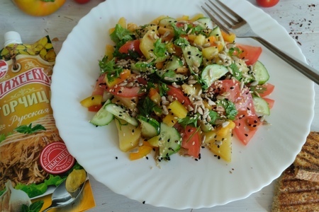 Фото к рецепту: Салат из свежих овощей с медово-горчичной заправкой махеевъ #махеевъ