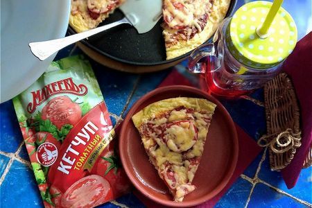 Фото к рецепту: Кабачковая лепёшка с томатным соусом и сыром "махеевъ" #махеевъ