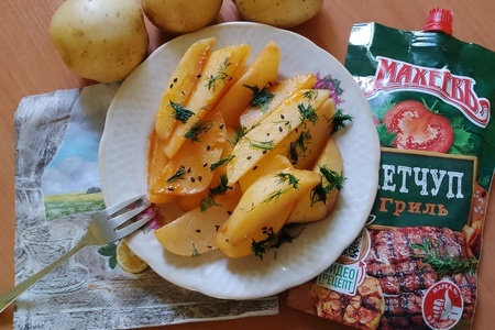 Фото к рецепту: Картошечка в рукаве с кетчупом "махеевъ"#махеевъ