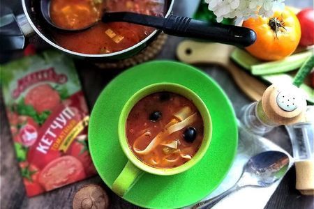 Фото к рецепту: Томатно-овощной суп с лапшой "махеевъ" #махеевъ