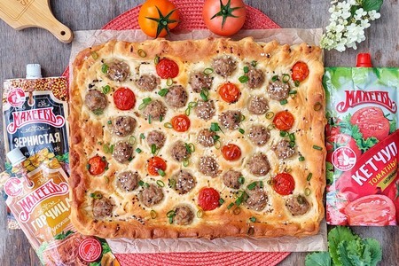 Фото к рецепту: Двойная пицца с помидорами и фрикадельками #махеевъ 