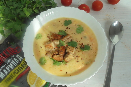 Фото к рецепту: Сырный суп с маринованным луком махеевъ #махеевъ