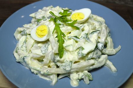 Фото к рецепту: Салат с кальмарами, рукколой и перепелиными яйцами