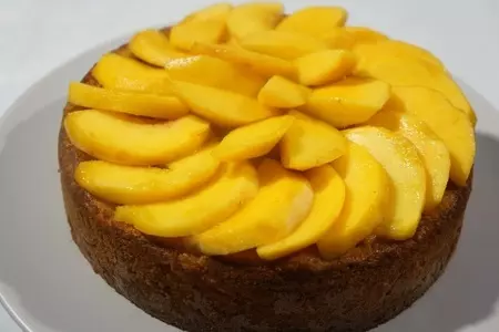 Пирог с персиками и грушей