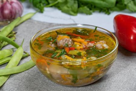 Фото к рецепту: Овощной суп с мясными фрикадельками и стручковой фасолью