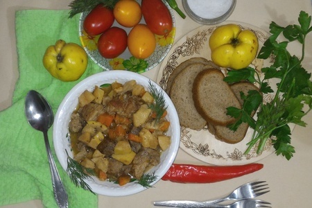 Фото к рецепту: Тушёная свинина с овощами и айвой