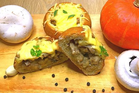 Фото к рецепту: Жюльен с грибами и курицей в сливочно-сырном соусе