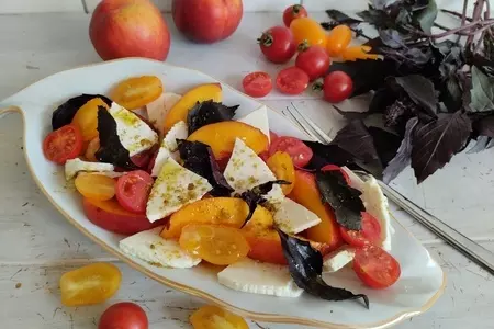 Нектарины с имеретинским сыром и зеленой аджикой