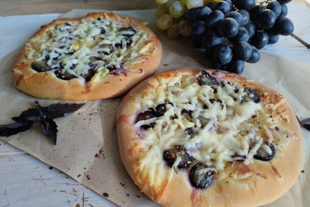 Пицца с сулугуни и виноградом