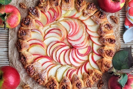 Фото к рецепту: Пирог с яблоками и грецкими орешками 