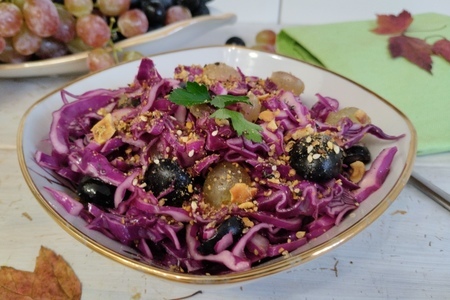 Фото к рецепту: Салат из красной капусты с виноградом и дуккой