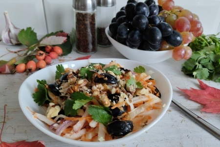 Фото к рецепту: Капустный салат с виноградом, яблоками и морковью