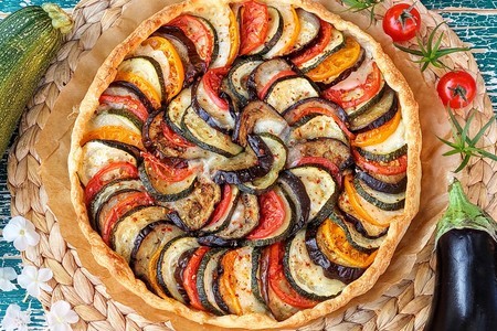 Фото к рецепту: Слоеный пирог с овощами и моцареллой