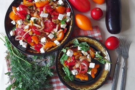 Фото к рецепту: Салат с помидорами, баклажаном и сыром
