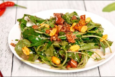 Фото к рецепту: Витаминный салат из одуванчиков