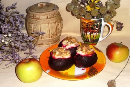 Фото к рецепту: Запечённая свёкла с яблоками и творогом