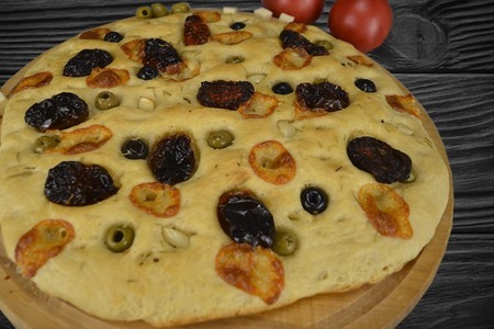 Фото к рецепту: Фокачча с вялеными томатами и оливками