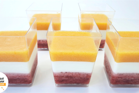 Десерт в стаканчиках с творогом, кокосовым молоком, клубникой и абрикосами (или с персиками)