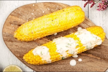 Фото к рецепту: Запечённая кукуруза с чесноком и сыром