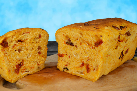 Фото к рецепту: Хлеб с сыром и вялеными помидорами