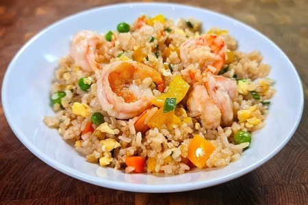 Фото к рецепту: Жареный рис с креветками и овощами по-тайски