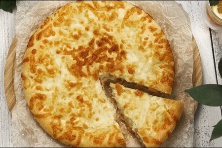 Фото к рецепту: Быстрый пирог с ветчиной и сыром