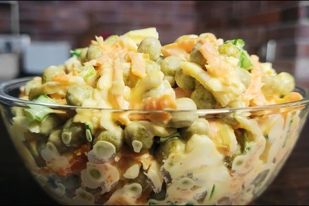 Фото к рецепту: Бюджетный салат из обычного горошка