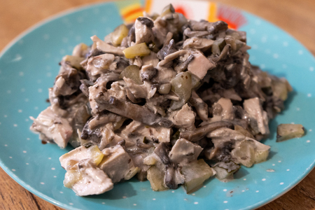 Фото к рецепту: Салат с курицей и грибами