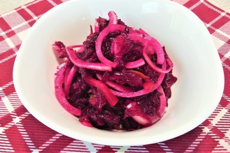 Фото к рецепту: Простой и полезный салат из свеклы