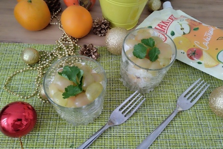 Фото к рецепту: Салат с курицей, сыром и виноградом с салатным соусом махеевъ