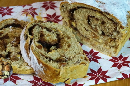 Фото к рецепту: Праздничный хлеб с корицей, изюмом и орехами