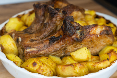 Фото к рецепту: Корейка свиная запеченная с картошкой в духовке