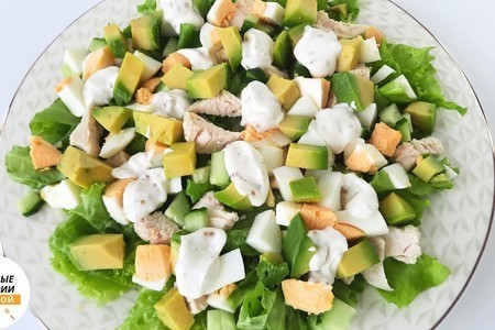 Фото к рецепту: Салат с курицей и авокадо / быстрый и полезный салат без майонеза