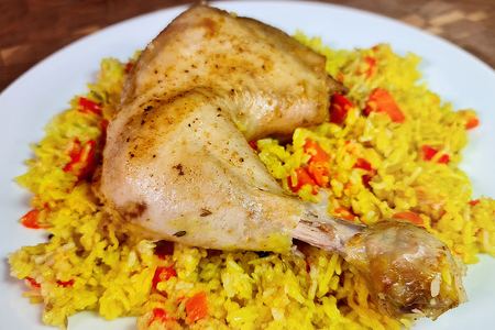 Фото к рецепту: Курица с рисом и овощами в рукаве в духовке