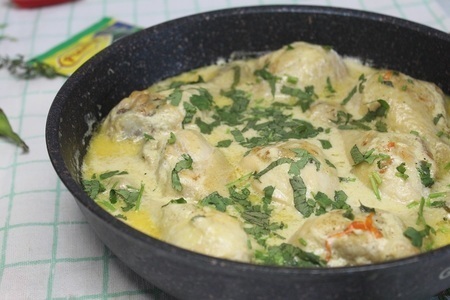 Фото к рецепту: Куриные голени в сливочно-пикантном соусе