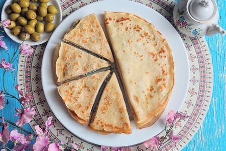 Фото к рецепту: Оливковые блины с моцареллой и творожным сыром #масленица2023